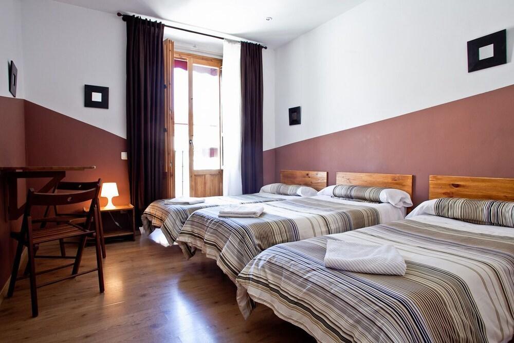 Hostal Abaaly Madrid Exteriör bild