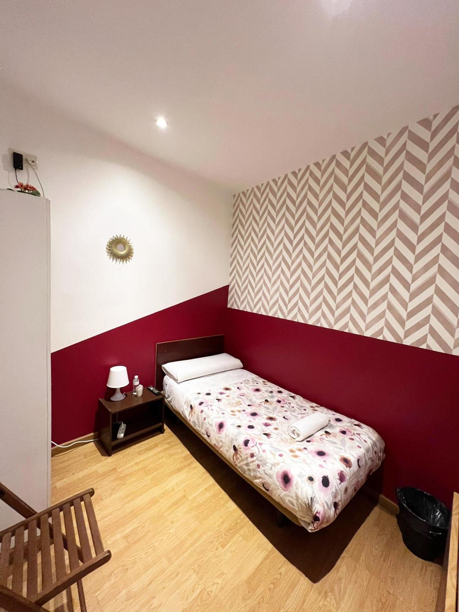 Hostal Abaaly Madrid Exteriör bild