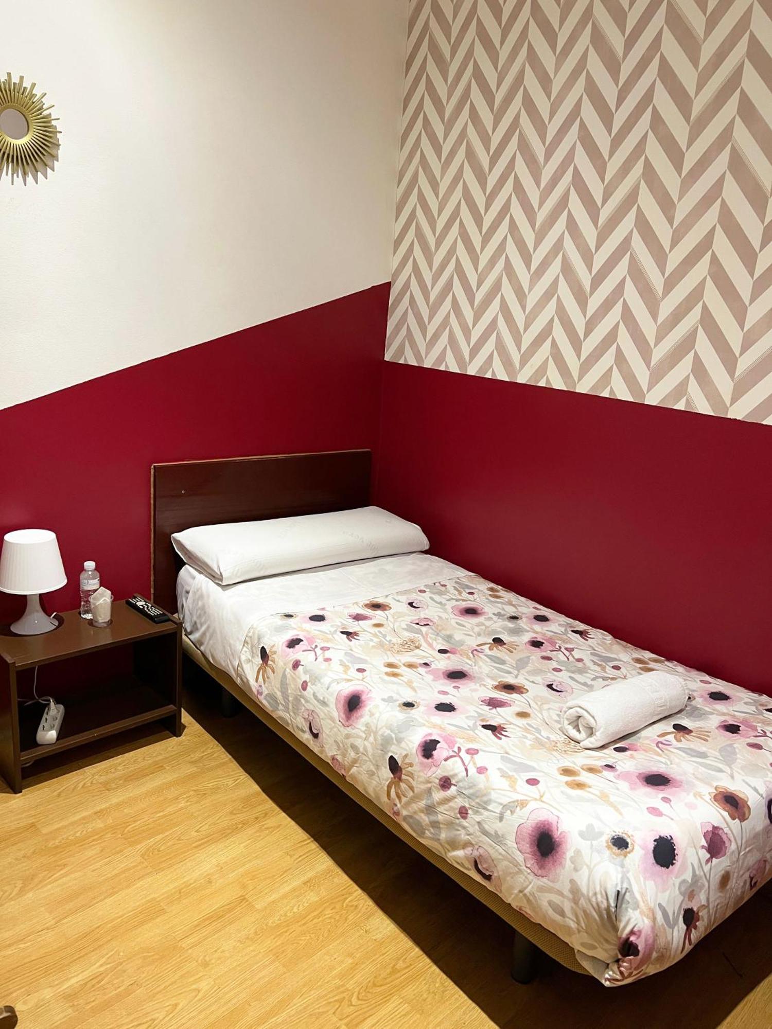 Hostal Abaaly Madrid Exteriör bild