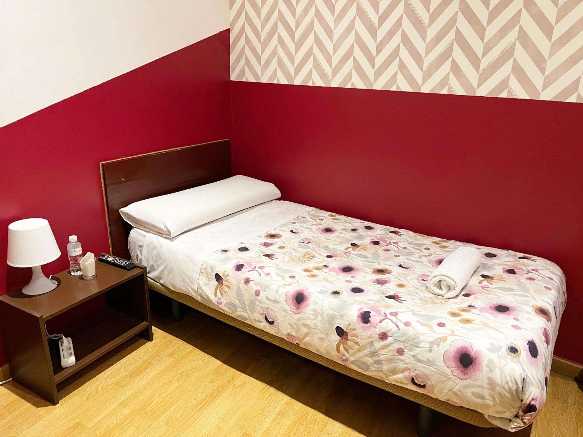 Hostal Abaaly Madrid Exteriör bild