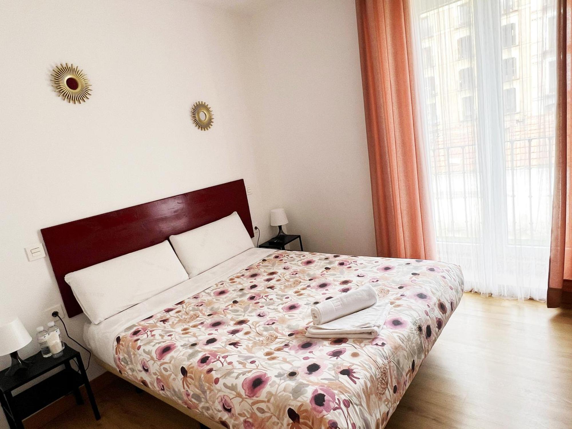 Hostal Abaaly Madrid Exteriör bild