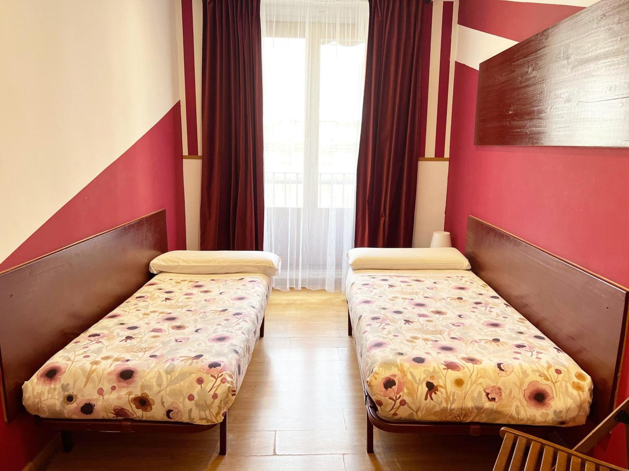 Hostal Abaaly Madrid Exteriör bild