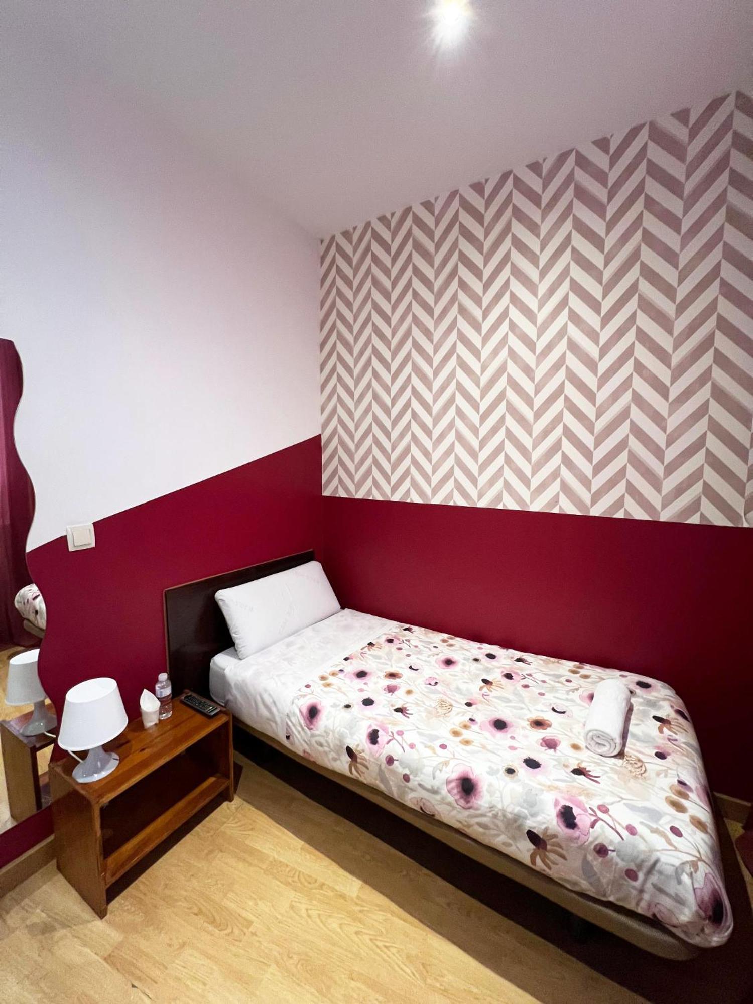Hostal Abaaly Madrid Exteriör bild