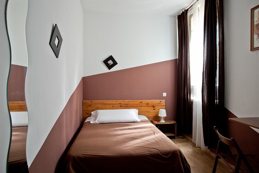 Hostal Abaaly Madrid Exteriör bild